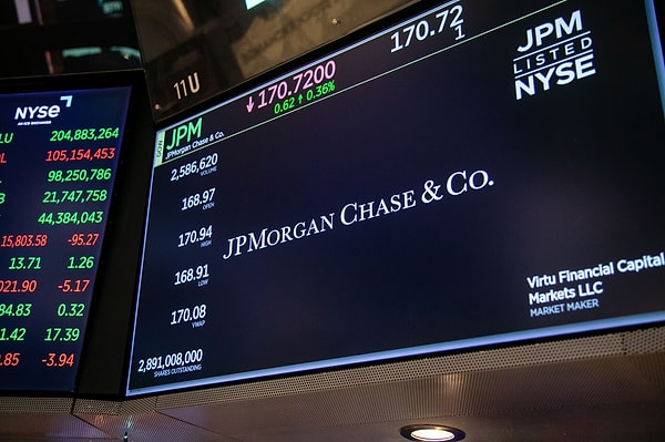 J.P. Morgan, GameStop ve AMC'nin pazartesi günü bireysel yatırımcıların en çok işlem yaptığı hisse senetleri olduğunu açıkladı.