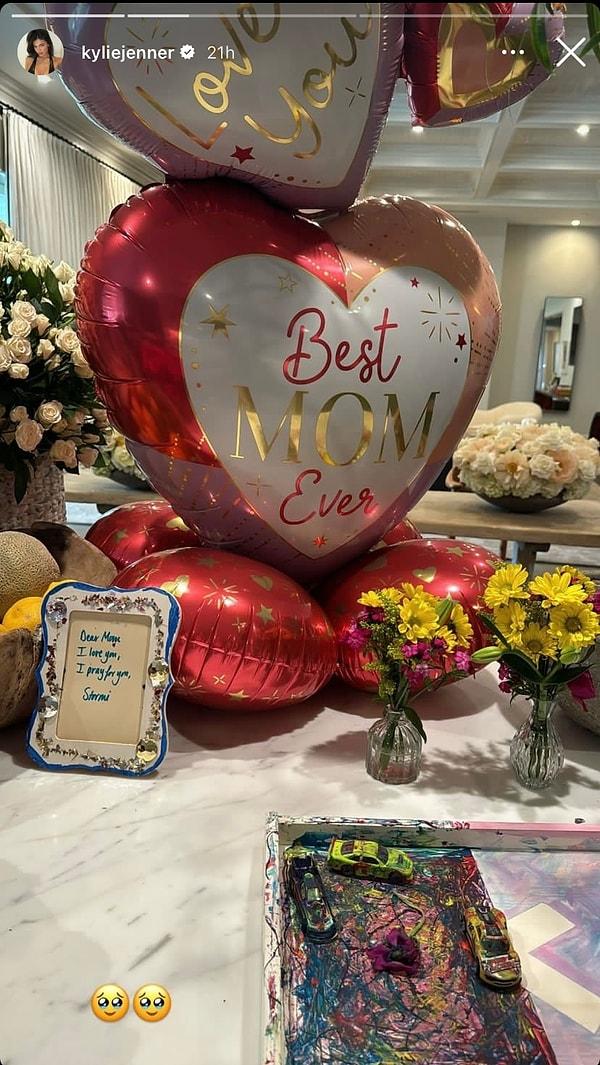 Kylie Jenner anneler gününden balonlarını gösterdi.