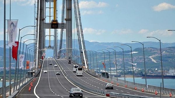 Karayolları Genel Müdürlüğü (KGM) ve Yap-İşlet-Devret (YİD) kapsamında özel şirketler tarafından işletilen otoyol ve köprülerin geçiş ücretlerine 15 Mayıs Çarşamba günü saat 00.00 itibariyle zam geleceği duyuruldu.