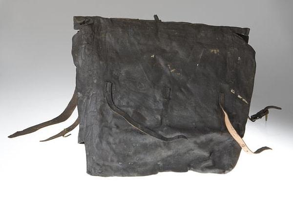 8. Askerlerin sırt çantaları genellikle kumaştan yapılırdı ancak bazen sert deri malzemeler de kullanılırdı.