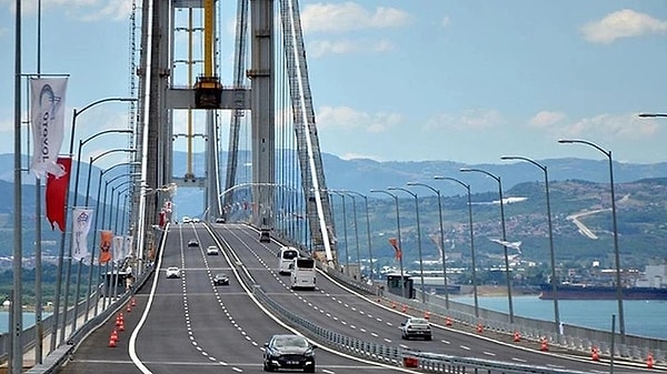 Otoyol ve köprü geçiş ücretlerine bu gece yarısından itibaren geçerli olmak üzere zam geldi.