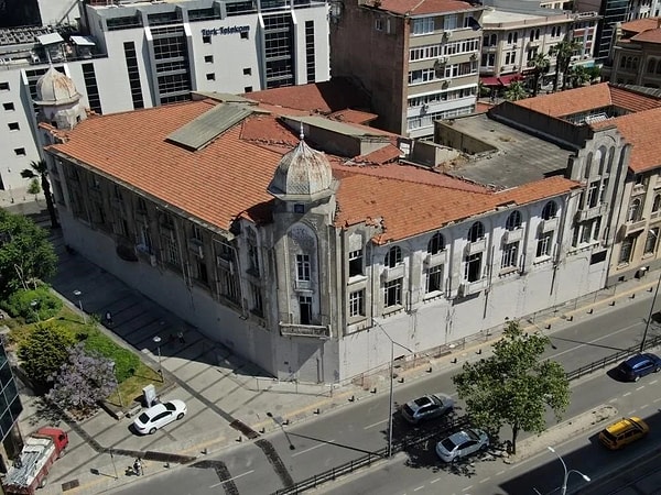 İzmir Konak’ta 1928 yılında yapılan kentin ilk, ülkemizin ise ikinci betonarme karkas yapısı olan, kapladığı alan açısından İzmir’deki tarihi hanlarının en büyüklerinden birisi konumundaki Kardiçalı Han, geçtiğimiz aylarda depreme dayanıksız olması nedeniyle boşaltılmıştı.