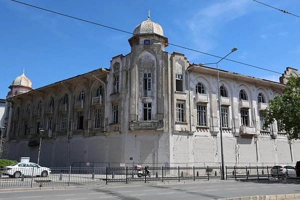 Asırlık han ile ilgili yeni bir gelişme de yaşandı. Yaklaşık 40 hissedarın bulunduğu tarihi Kardiçalı Han’ı, 35 milyon dolar yani yaklaşık güncel kur ile 1 milyar 130 milyon TL’den satışa çıkarıldı.