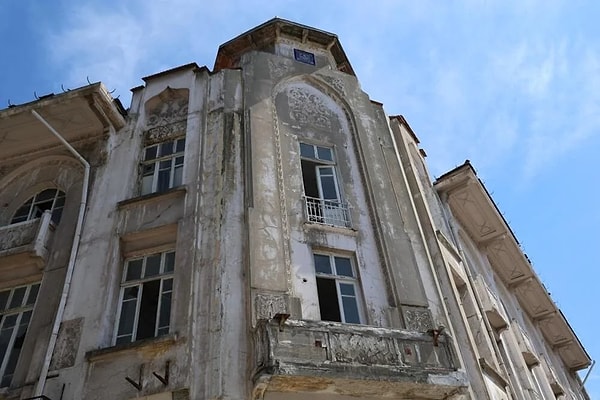 Bölgede uzun süredir esnaflık yapan Mücahit Uymak, "Burada esnaf vardı. Deprem nedeniyle burayı boşaltıp esnafı mağdur ettiler. 1 milyar TL büyük bir para." dedi.