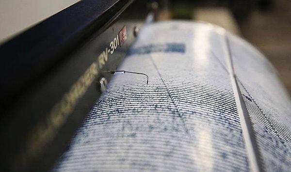Afet ve Acil Durum Yönetimi Başkanlığı'ndan (AFAD) alınan bilgilere göre, Ege Denizi'nde Karaburun'a 50.17 kilometre uzaklıkta saat 07.56'da yerin 9.74 kilometre derinliğinde 3.7 büyüklüğünde deprem meydana geldi. Bir dakika sonra ise yine Karaburun'a 45.60 kilometre uzakta saat 07.57'de yerin 7 kilometre derinliğinde 4.5 büyüklüğünde bir deprem daha meydana geldi.