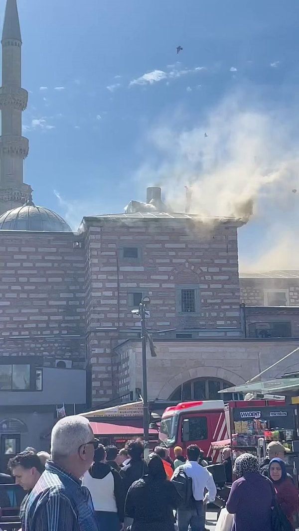 İstanbul Eminönü'ndeki Mısır Çarşısı'nda bugün sabah saatlerinde yangın çıktı.