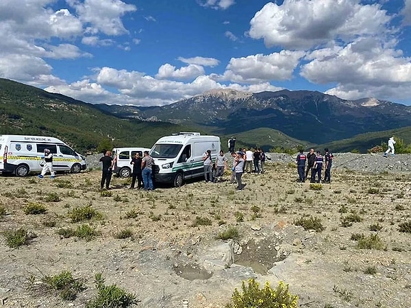 O anlarda muhabir, cesedi bulmak için belirtilen bölgede yayındaydı. Şaban Ataş'ın cesedi, yayın esnasında bulundu.