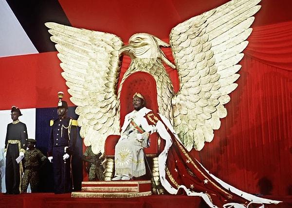 12. Orta Afrika İmparatoru Jean-Bedel Bokassa, taç giyme töreni için altın tahtına otururken. (Bangui, Orta Afrika Cumhuriyeti. 4 Aralık 1977.)