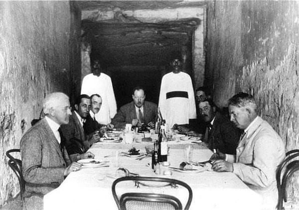 13. Firavun 11. Ramses'in mezarında yemek yiyen arkeologlar. (1923)