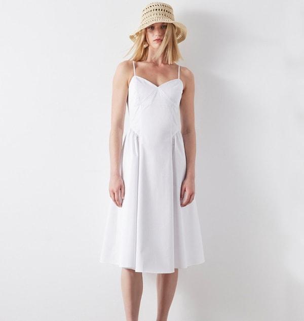 10. İpekyol'un askılı poplin elbisesi, sezonun en gözde detaylarından biri olan korse görünümü ile adeta göz kamaştırıyor.
