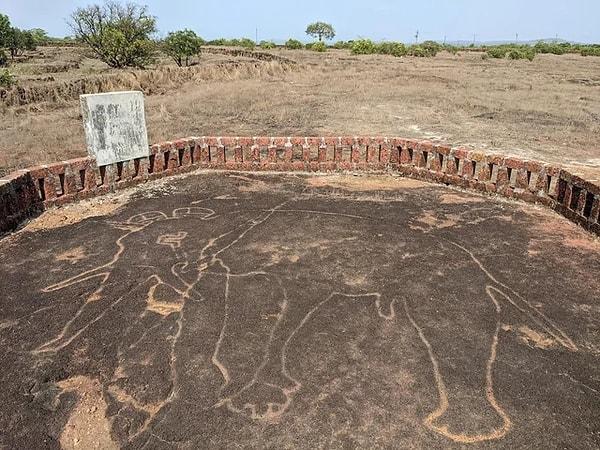 8. Hindistan'ın Ratnagiri Maharastra şehrinde bulunan bir Fil petroglifi, 1000'den fazla başka petroglifle birlikte MÖ 10.000 ila 12.000 yıllarına tarihlenmektedir.