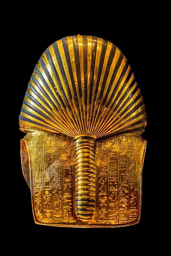 14. Tutankamon'un Altından yapılma mezar maskesinin arka kısmı. (M.Ö. 1323.)