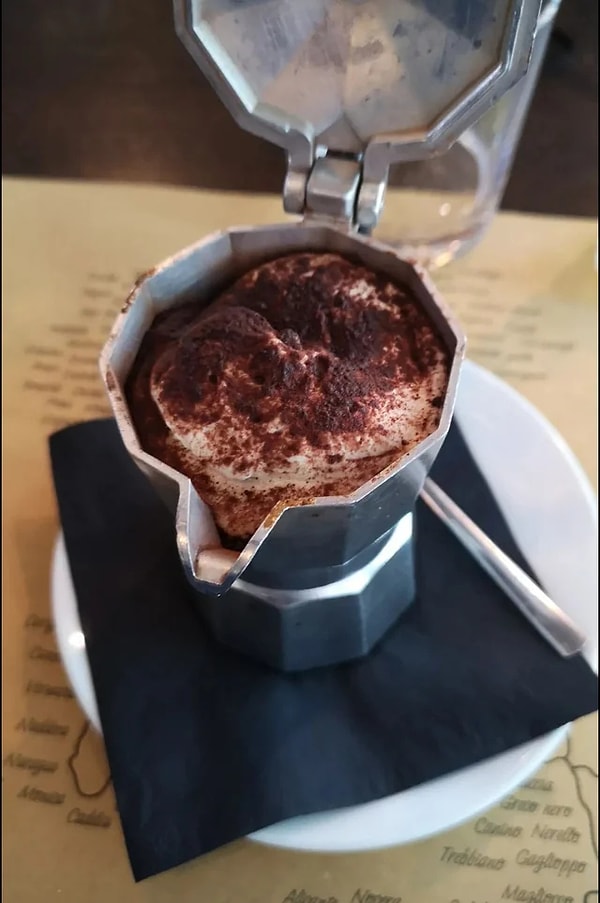 12. Moka cezvesinde tiramisu.