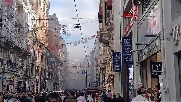 İstiklal Caddesi'nde Emir Nevruz Sokak'ta bulunan bir mağazada yangın çıktığı belirtildi.