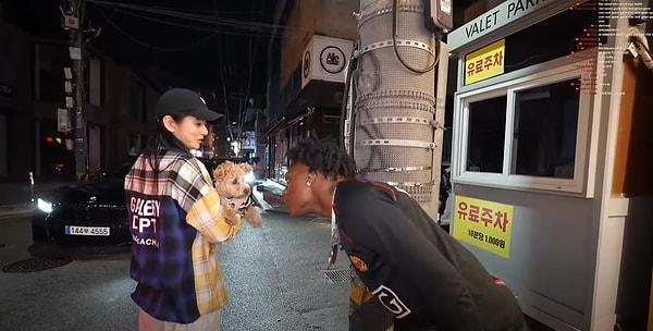Şu sıralar Güney Kore'de olan ve her adımını takipçileriyle paylaşan iShowSpeed tatlı mı tatlı bir süs köpeğiyle karşılaştığında ise işlerin rengi değişti.
