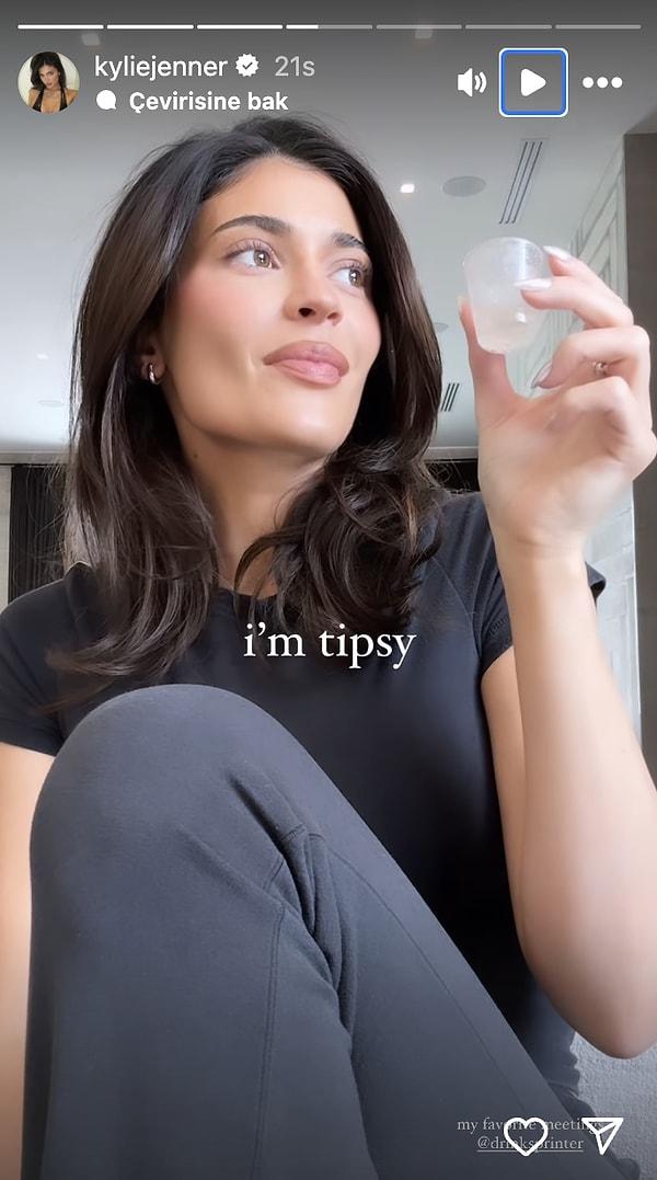 Kylie Jenner yeni ürününün tadımını yaptı.