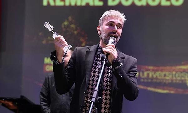 Geçtiğimiz saatlerde, Müzikonair Medya ve Sanat Ödülleri'nde En iyi Erkek Modacı ödülünü alan Kemal Doğulu ödül konuşmasında yine bu meseleyi gündeme getirdi, olay bir göndermede bulundu...