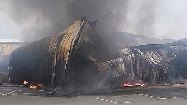 Yeni Kaledonya'da bağımsızlık yanlıları, seçimlerdeki etkilerini azaltacağı için Fransız hükümetinin anayasal reform girişimine karşı çıkıyor. Ada'da son 2 gündür artan şiddet olaylarında yaklaşık 200 iş yeri ve 50'den fazla araç ateşe verilmiş, ölenlerin sayısı 4'e çıkmıştı. Olaylarda, 130 kişi gözaltına alınmış ve 60'tan fazla güvenlik görevlisi yaralanmıştı. Yeni Kaledonya'da artan şiddet olaylarının ardından Cumhurbaşkanı Emmanuel Macron, Ada'da "olağanüstü hal" ilan edilmesini istemişti.