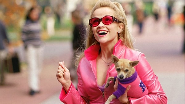 Yönetmen koltuğunda Robert Luketic'in oturduğu ve oyuncu kadrosunda Reese Witherspoon, Luke Wilson ve Selma Blair'in yer aldığı Legally Blonde (Bu Nasıl Sarışın) filmi 2001 yılında gösterime girdi ve her ne kadar eleştirmenlerden ortaya karışık yorumlar alsa da izleyenler tarafından çok beğenildi.