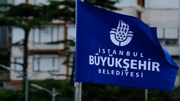 Vural, Hazine ve Maliye Bakanı Mehmet Şimşek'in 2023 Kasım'da 715 milyon dolarlık İBB yeşil tahvil ihracını onayladığını ve içinde 925 milyon dolarlık kredi hattının da bulunduğu 4 metro projesinin de finansman onayını sırada beklendiğini belirtti.