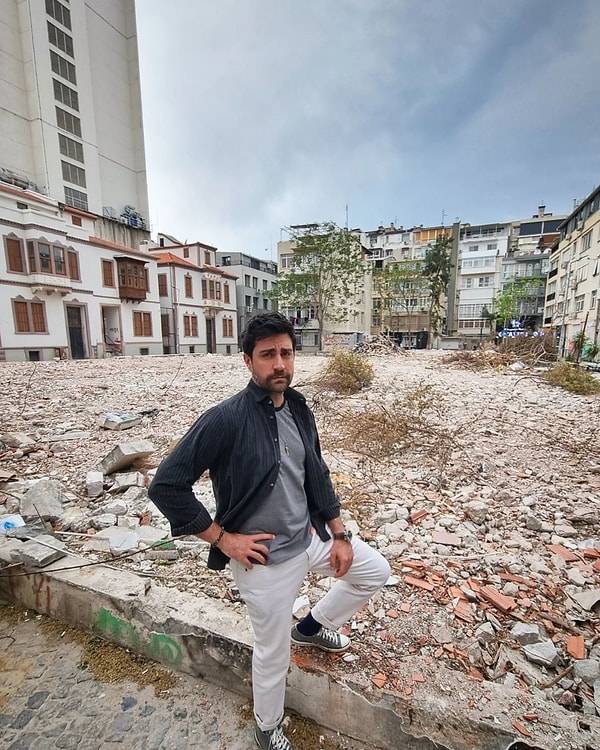 İlginç bir mizah anlayışı olduğunu bildiğimiz Çağlar Ertuğrul geçtiğimiz haftalarda yaptığı "İlkokul öğretmenlerim beni döverdi, ben de okulu alıp yıktırdım" paylaşımıyla sosyal medyada çok konuşulmuştu.