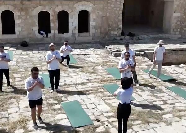 Hasankeyf Kalesi'nde bir araya gelen 16 erkek, bir eğitmen eşliğinde pilates yaptı.