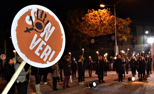 Olay, Halkalı Merkez Mahallesi Dereboyu Caddesi'nde sabah saatlerinde meydana geldi. İddiaya göre, işe gitmek için evden çıkan Bahar Kaban(28), eski nişanlısı Gökhan Y.'nin takip ettiğini fark etti.