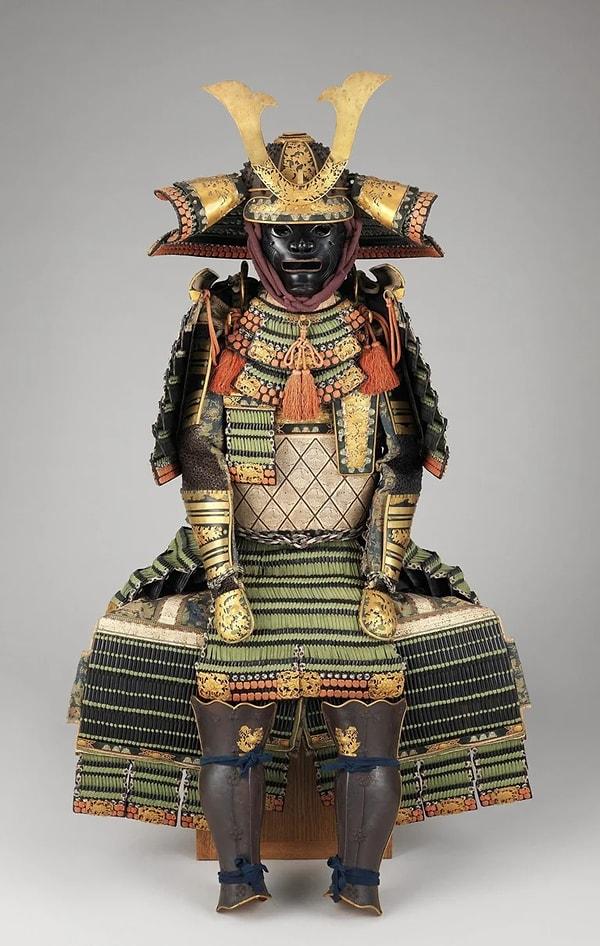 9. Menpō (yüz maskesi) ile birlikte eksiksiz bir Japon samuray zırhı (Yoroi) seti.