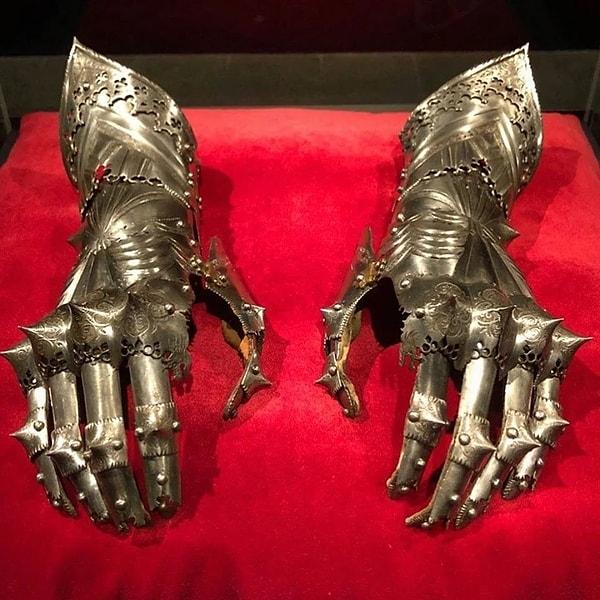 11. Bu zırhlı eldivenler, 1508'den 1519'daki ölümüne kadar Kutsal Roma İmparatoru Birinci Maximilian'a aitti.