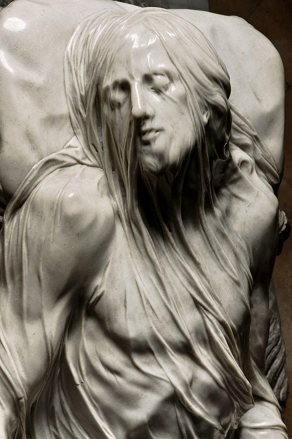 9. Giuseppe Sanmartino'nun başyapıtındaki mermer örtü o kadar şaşırtıcı derecede gerçekçi ki, sanatçı kumaşı taşa dönüştürmek için simya kullanmakla suçlanmıştır.