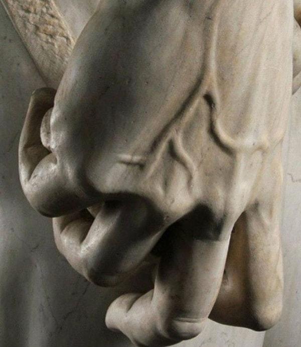 10. Michelangelo'nun Davut heykelinin sağ elindeki damarların detaylar.