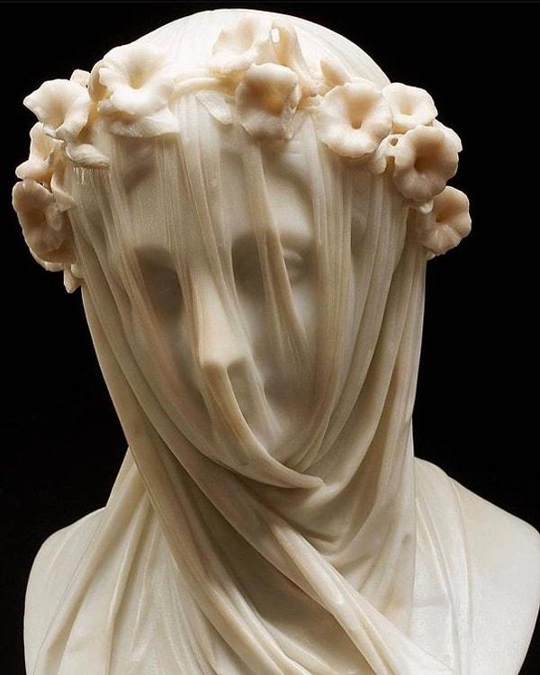14. Raffaele Monti'den "Peçeli Kadın" heykeli.