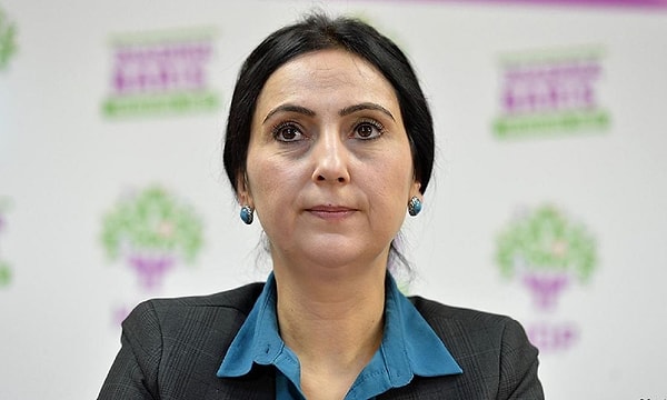 Eski HDP Eş Genel Başkanı Figen Yüksekdağ hakkında 'devletin birliğini ve ülkenin bütünlüğünü bozma' suçundan ağırlaştırılmış müebbet hapis cezası verilirken ceza 19 yıla düşürüldü. Tutukluluk halinin devamına karar verildi. Yüksekdağ, 'tahrik' suçunu basın yoluyla işlediği gerekçesiyle 4 yıl 6 ay, 'kanuna aykırı toplantı ve gösteri yürüyüşlerine katılma' sebebiyle 2 yıl ve 'terör örgütü propagandası'ndan da 1 yıl 6 ay ceza aldı. Yüksekdağ'a Mehmet Tunç’un cenazesinde yaptığı bir başka konuşma sebebiyle 1 yıl 6 ay, seçim yasaklarına aykırı hareket etmekten 3 ay ceza verilirken, Van’da yaptığı bir konuşmadan da 1 yıl 6 ay ceza verildi. Böylece Yüksekdağ, toplam 30 yıl 3 ay hapis cezası aldı.