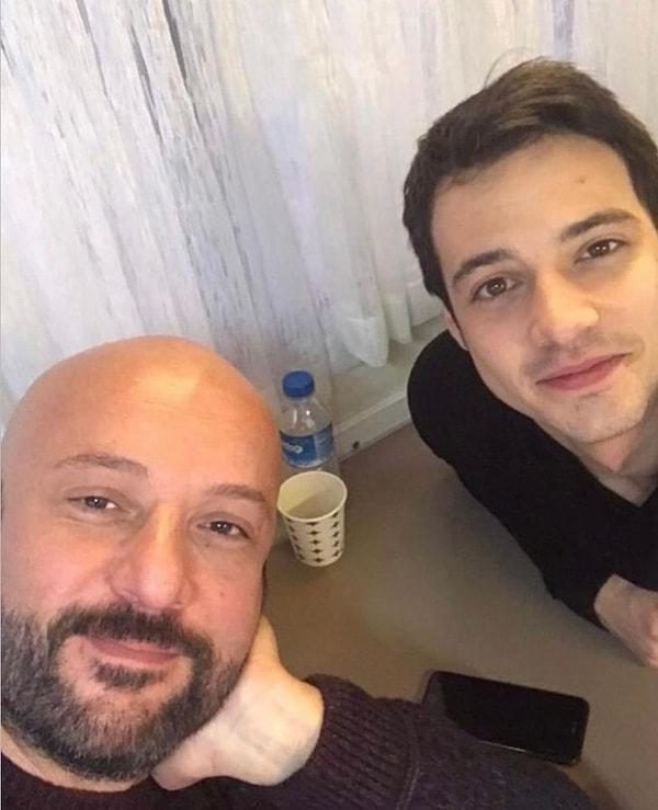 5 yıl önce sette çektikleri selfieyi paylaşan Tolga Tekin, hemen ardından Mert Yazıcıoğlu'yla aynı pozu verdikleri yeni bir fotoğraf paylaştı.