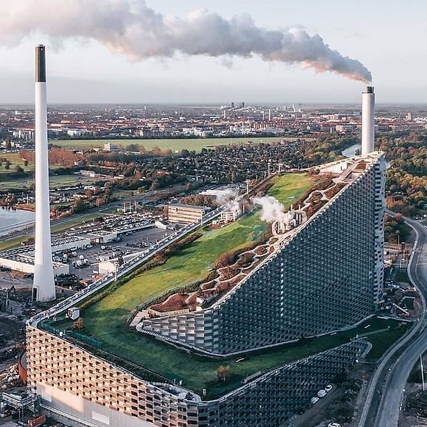 4. Kopenhag'daki Amager Bakke kayak merkezi aynı zamanda bir atıktan enerji üretim tesisidir.