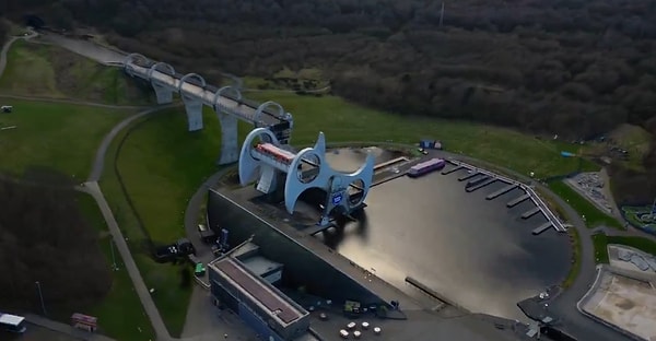 2. İskoçya'daki Falkirk Wheel, 2002 yılında açılan döner bir tekne asansörüdür. Forth ve Clyde kanalını 1930'lardan bu yana ilk kez Union kanalına bağlamıştır ve tüm dünyada türünün tek örneğidir.