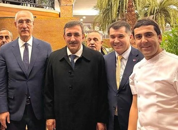 Restoran sahibinin hesabındaki resimlerden anlaşıldığı kadarıyla siyasilerin uğrak mekanı olan Tavacı, sıklıkla üst düzey isimleri de ağırlıyor.