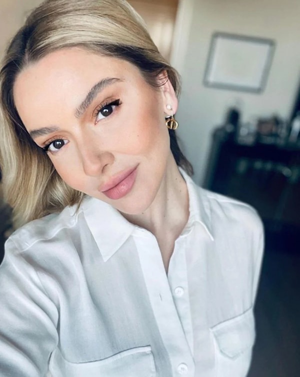 Hadise Instagram üzerinden yaptığı paylaşımda, diziden Ömer ve Leyla'nın bir sahnesine kalp emojisi bıraktı.