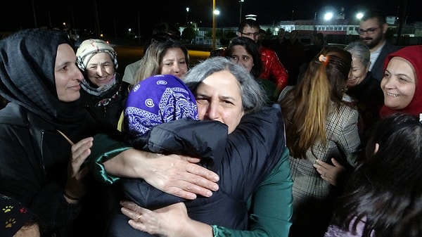 Sanıklardan Diyarbakır eski Belediye Başkanı Gültan Kışanak hakkında ‘silahlı terör örgütüne üye olmak’ suçundan 12 yıl hapis cezası verilirken, cezaevinde kaldığı süre göz önünde bulundurularak tahliyeleri kararlaştırıldı.