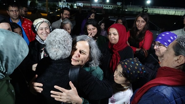 Kocaeli 1 No'lu F Tipi Yüksek Güvenlikli Ceza İnfaz Kurumu'nda tutuklu bulunan Kışanak, kararın ardından bugün tahliye edildi. Kışanak’ı avukatları, partililer ve yakınları karşıladı.