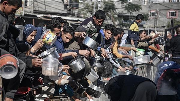 İsrail, dünyadan gelen tüm tepkilere rağmen Gazze ablukasını sürdürüyor ve milyonlarca insanı açlıkla tehdit ediyor.