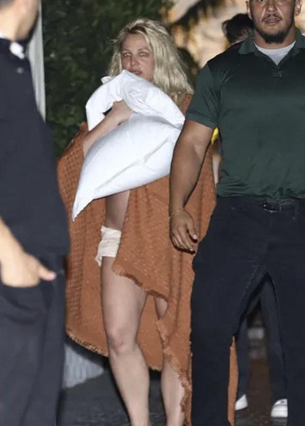 Geçtiğimiz haftalarda bir otelden erkek arkadaşıyla ettiği kavga yüzünden yalın ayak ve yarı çıplak şekilde çıkan Britney Spears uzun sürenin ardından magazin manşetlerine konu olmuştu.