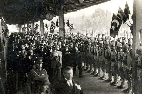 1. Öncelikle Atatürk'ün o dönemde yaptığı İstanbul - Samsun yolculuğuna göz atmamız gerekir.