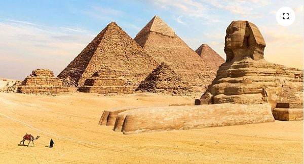 Bilmeyenleriniz için sfenks, kafası kuş, koç veya insan, gövdesi ise uzanan bir aslan biçimini alan heykellere denir. Mısır'da kafası genellikle firavun kafasının şeklini alır.