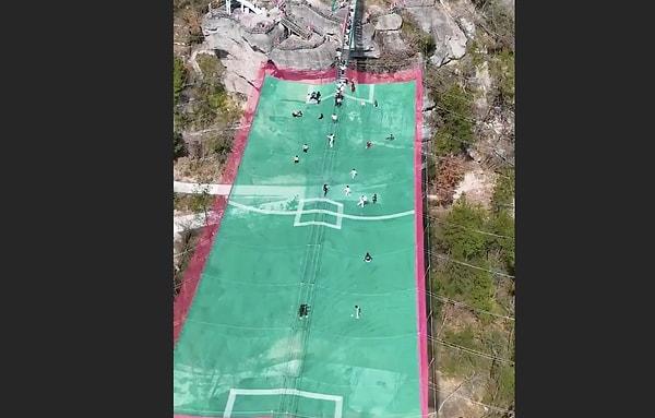 Çin'de bir tepeye kurulan futbol sahası, sosyal medyada viral oldu.