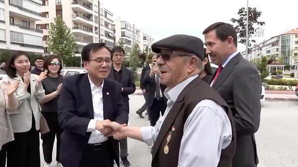 94 yaşındaki İhsan Damdam, Koreli grubun önünde eğilmesiyle duygusal anlar yaşadı.