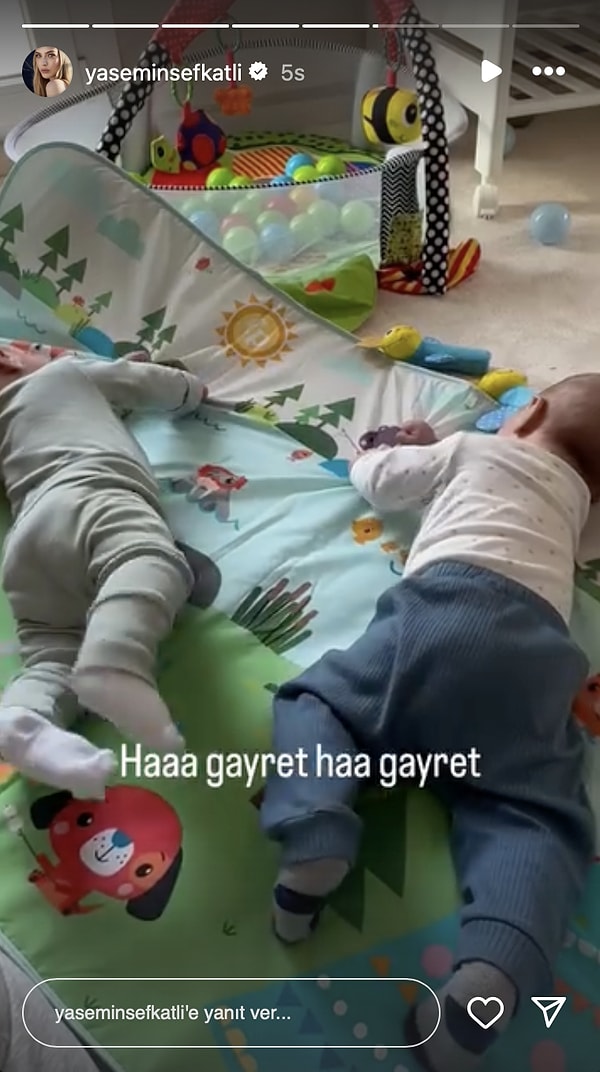 Yasemin Şefkatli, ikizlerin emekleme gayretini paylaştı.