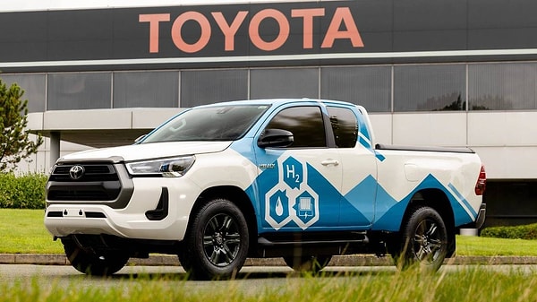 Firma, uzun bir süredir beklenen yüzde yüz elektrikli Hilux modelinin 2025 yılında seri üretime geçeceğini ve takip eden süreçte resmi olarak piyasaya sürüleceğini dile getiriyor.