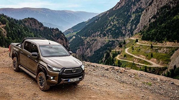 Zorlu arazi performansı ile ünlenen Hilux'un ilk elektrikli versiyonunun ne gibi özelliklere sahip olacağı konusunda henüz net bir bilgi olmasa da şirketin başkan yardımcısı Pras Ganesh, yeni otomobilin farklı yol ve sıcaklık koşullarında birden fazla kullanım durumu için test edildiğini belirterek şunları söyledi: