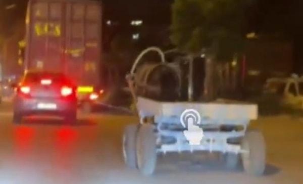 Bursa'da trafik akıştayken bir at arabasının sürücüsüz yakalanması izleyenleri hem şaşırttı hem de güldürdü.